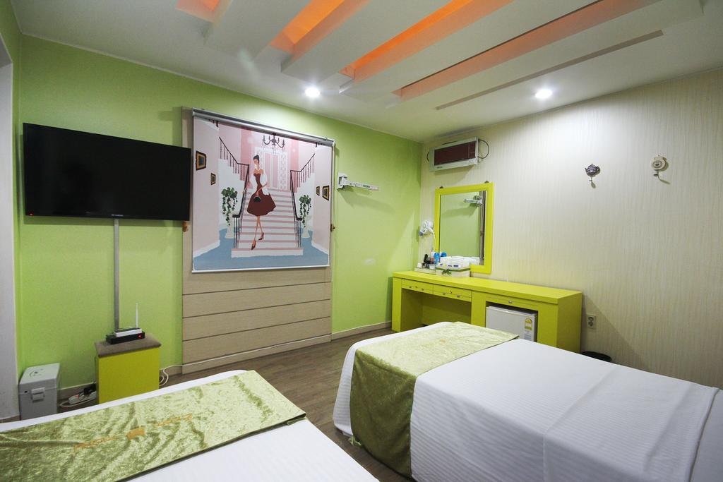 Hole In One Hotel Sacheon Exteriör bild