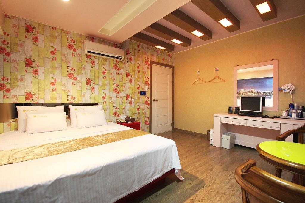 Hole In One Hotel Sacheon Exteriör bild