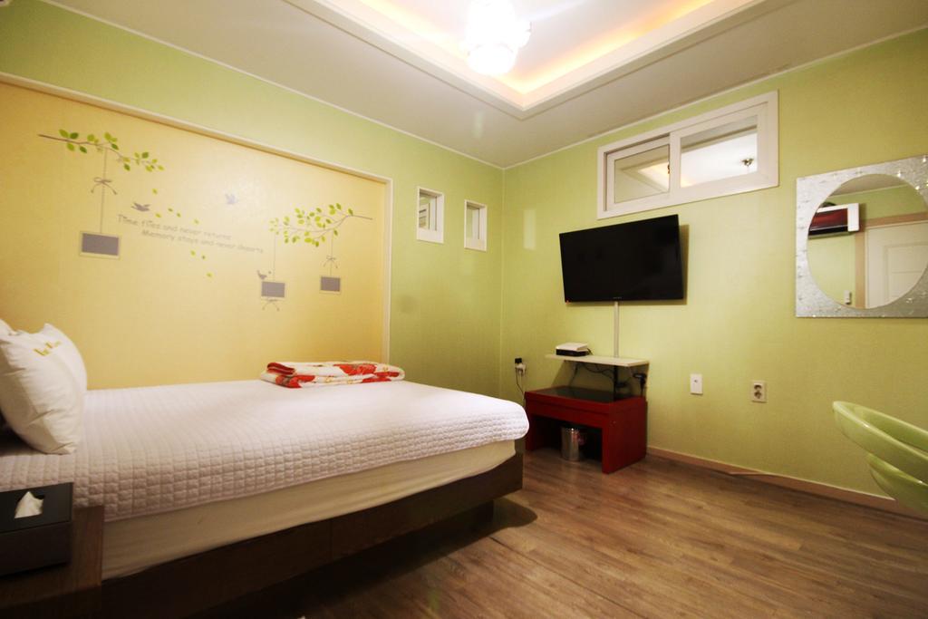 Hole In One Hotel Sacheon Exteriör bild